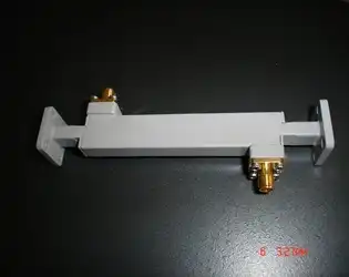 What is the basic principle behind the operation of a broadwall directional coupler?